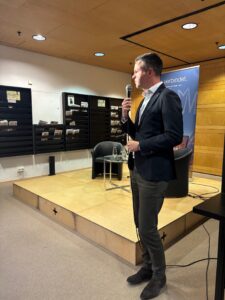 Freunde-Vorsitzender Carsten Jäger begrüßt das Publikum und die Gäste.