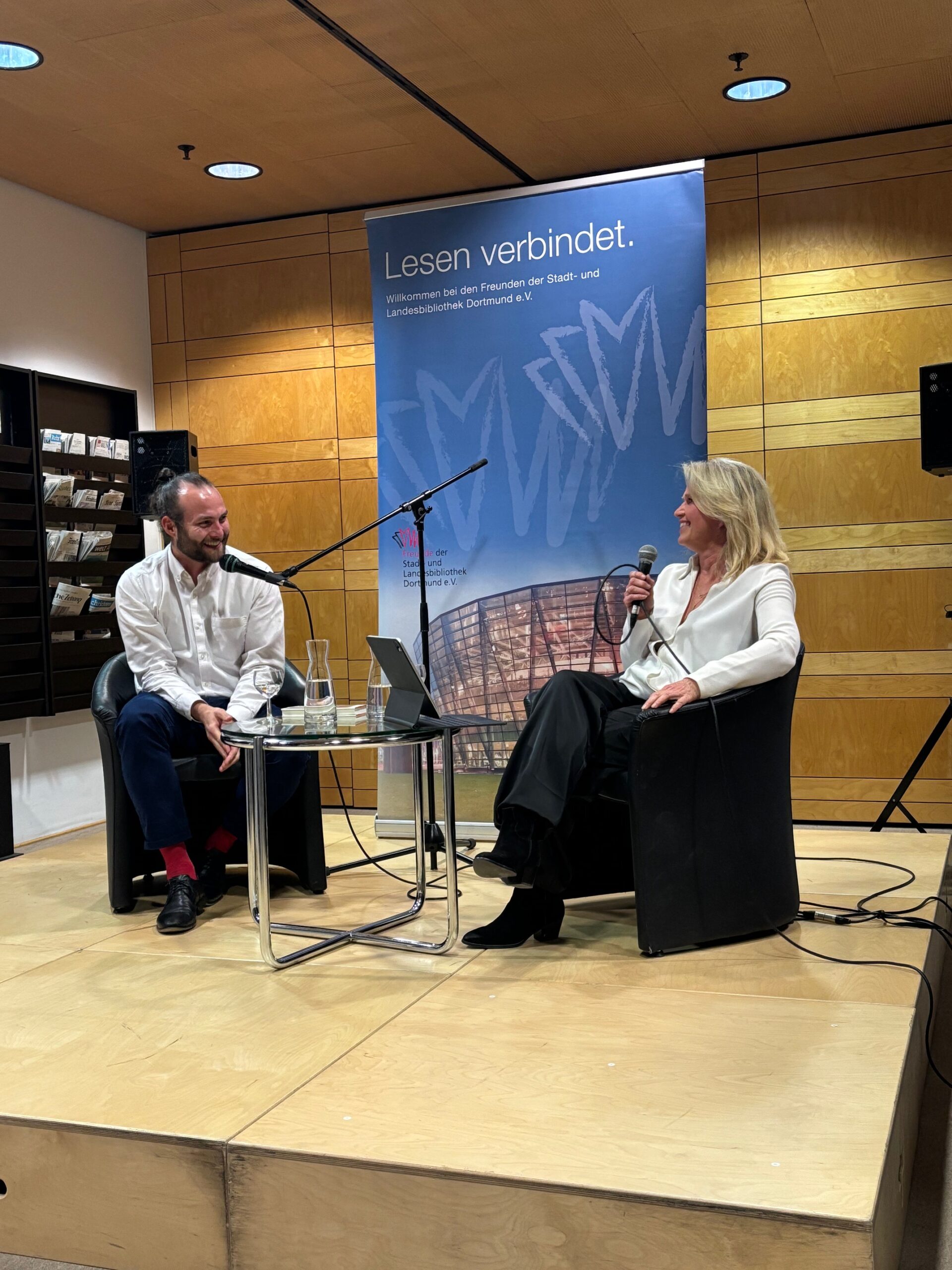 Gast Felix Krämer und Moderatorin Kerstin von der Linden.