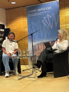 Gast Jana Hartmann und Moderatorin Kerstin von der Linden.